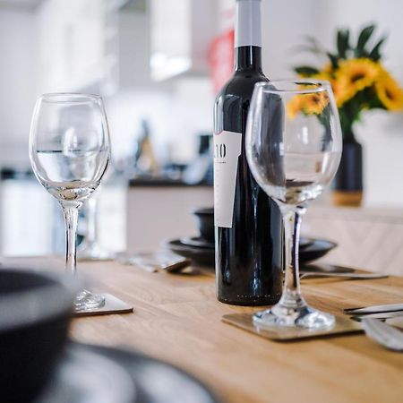 Pristine 2-Bed House In Chester By 53 Degrees Property, Ideal For Families & Small Groups, Great Location - Sleeps 6 Hough Green Buitenkant foto
