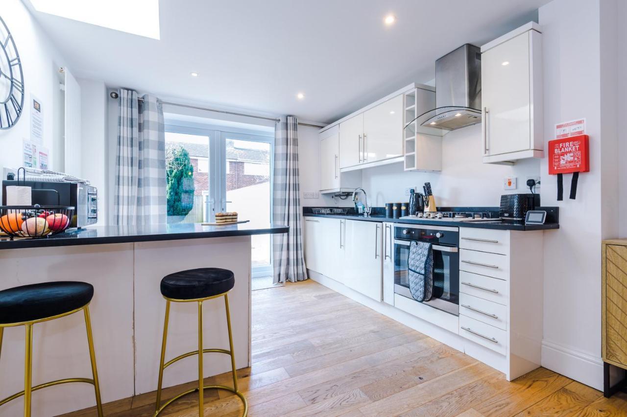 Pristine 2-Bed House In Chester By 53 Degrees Property, Ideal For Families & Small Groups, Great Location - Sleeps 6 Hough Green Buitenkant foto