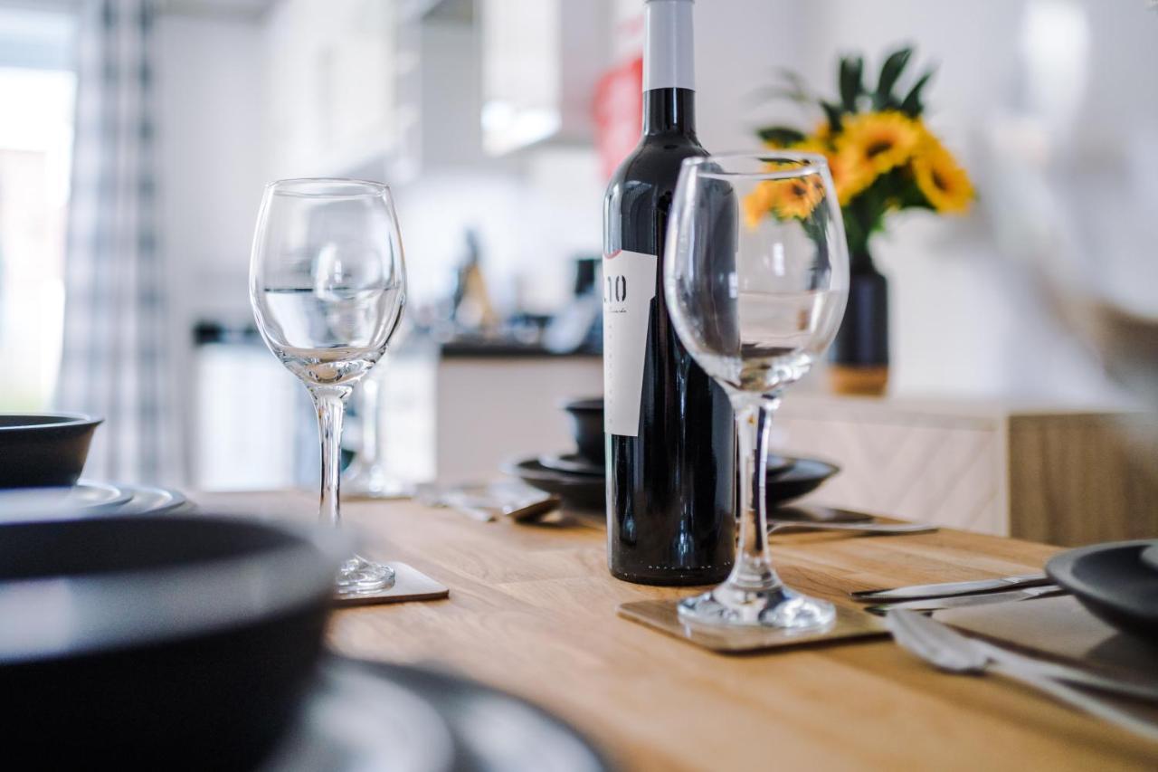 Pristine 2-Bed House In Chester By 53 Degrees Property, Ideal For Families & Small Groups, Great Location - Sleeps 6 Hough Green Buitenkant foto
