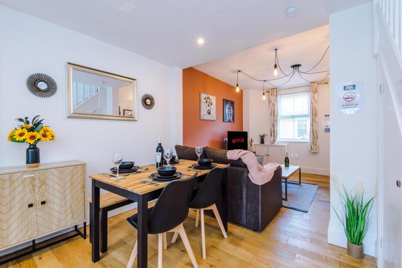 Pristine 2-Bed House In Chester By 53 Degrees Property, Ideal For Families & Small Groups, Great Location - Sleeps 6 Hough Green Buitenkant foto
