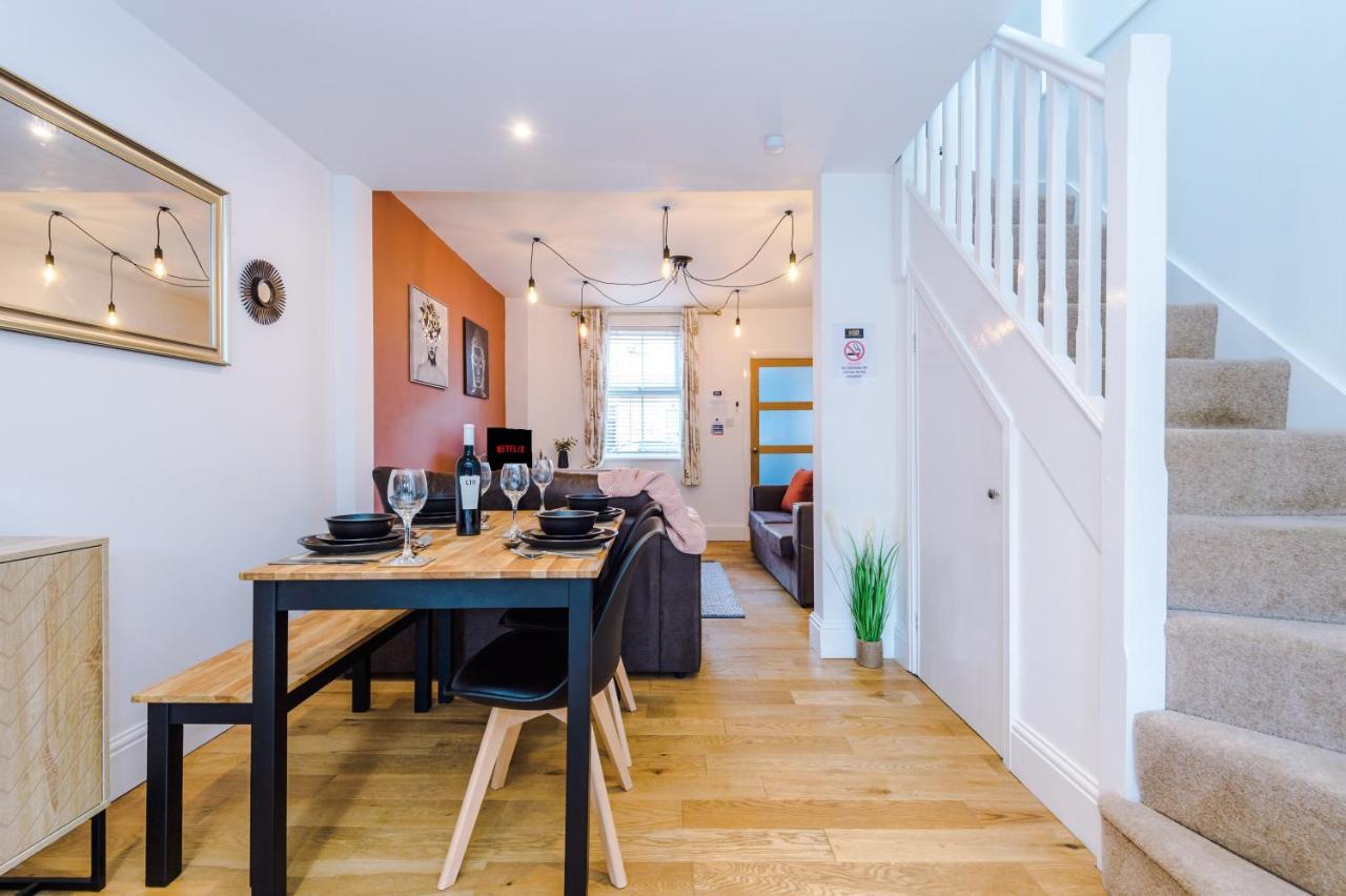 Pristine 2-Bed House In Chester By 53 Degrees Property, Ideal For Families & Small Groups, Great Location - Sleeps 6 Hough Green Buitenkant foto