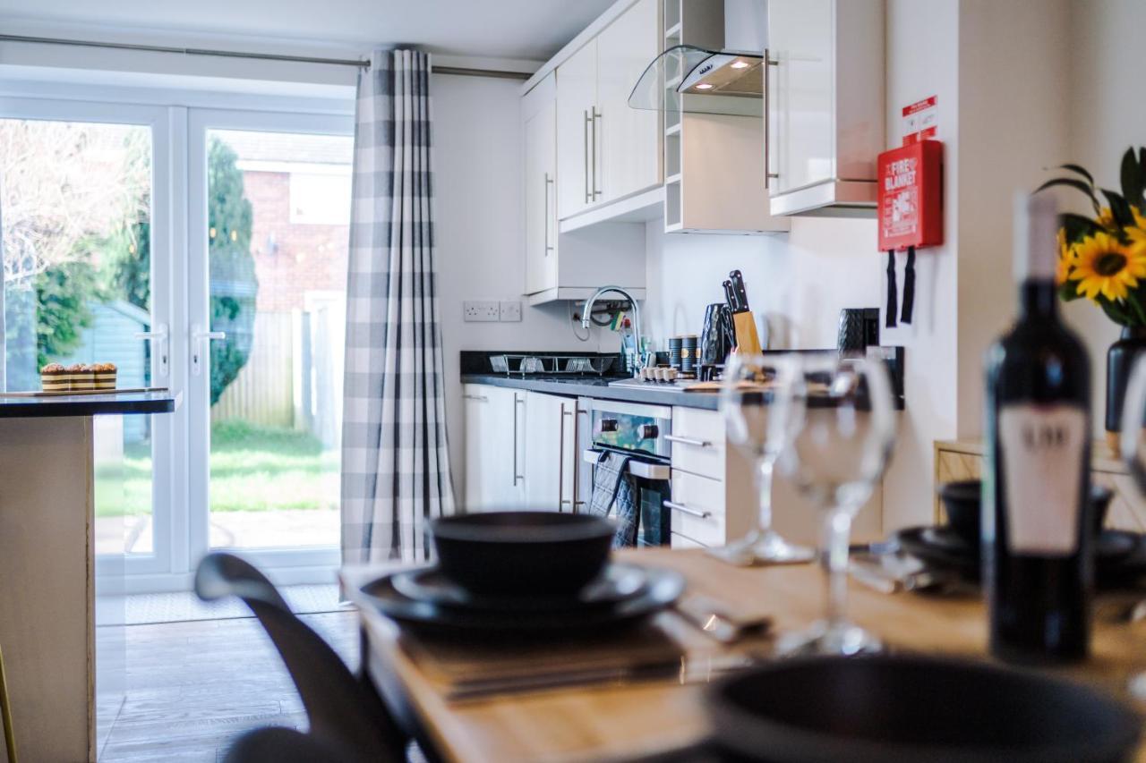 Pristine 2-Bed House In Chester By 53 Degrees Property, Ideal For Families & Small Groups, Great Location - Sleeps 6 Hough Green Buitenkant foto