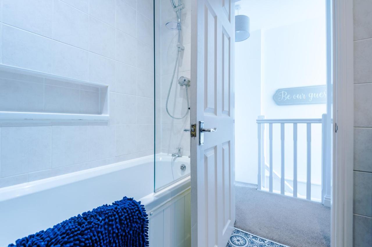 Pristine 2-Bed House In Chester By 53 Degrees Property, Ideal For Families & Small Groups, Great Location - Sleeps 6 Hough Green Buitenkant foto