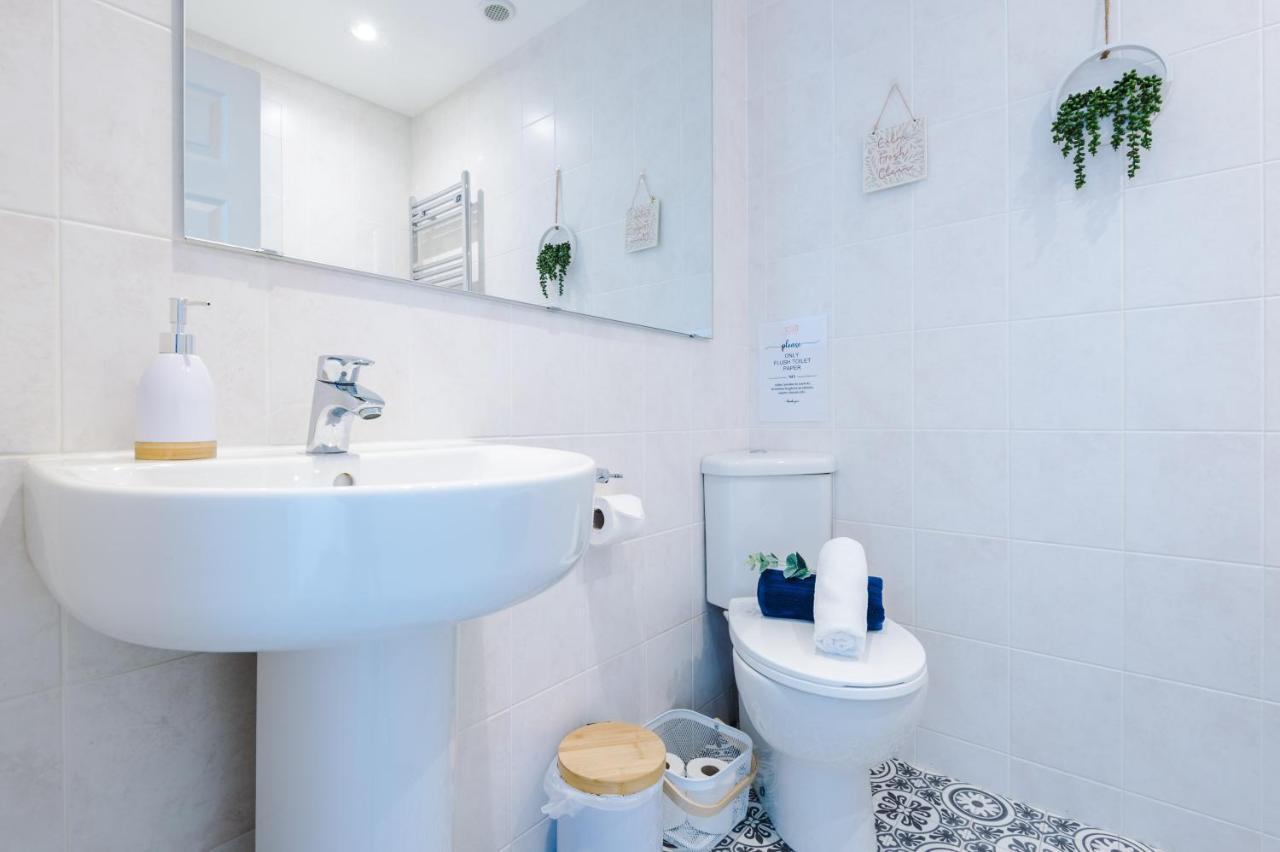 Pristine 2-Bed House In Chester By 53 Degrees Property, Ideal For Families & Small Groups, Great Location - Sleeps 6 Hough Green Buitenkant foto