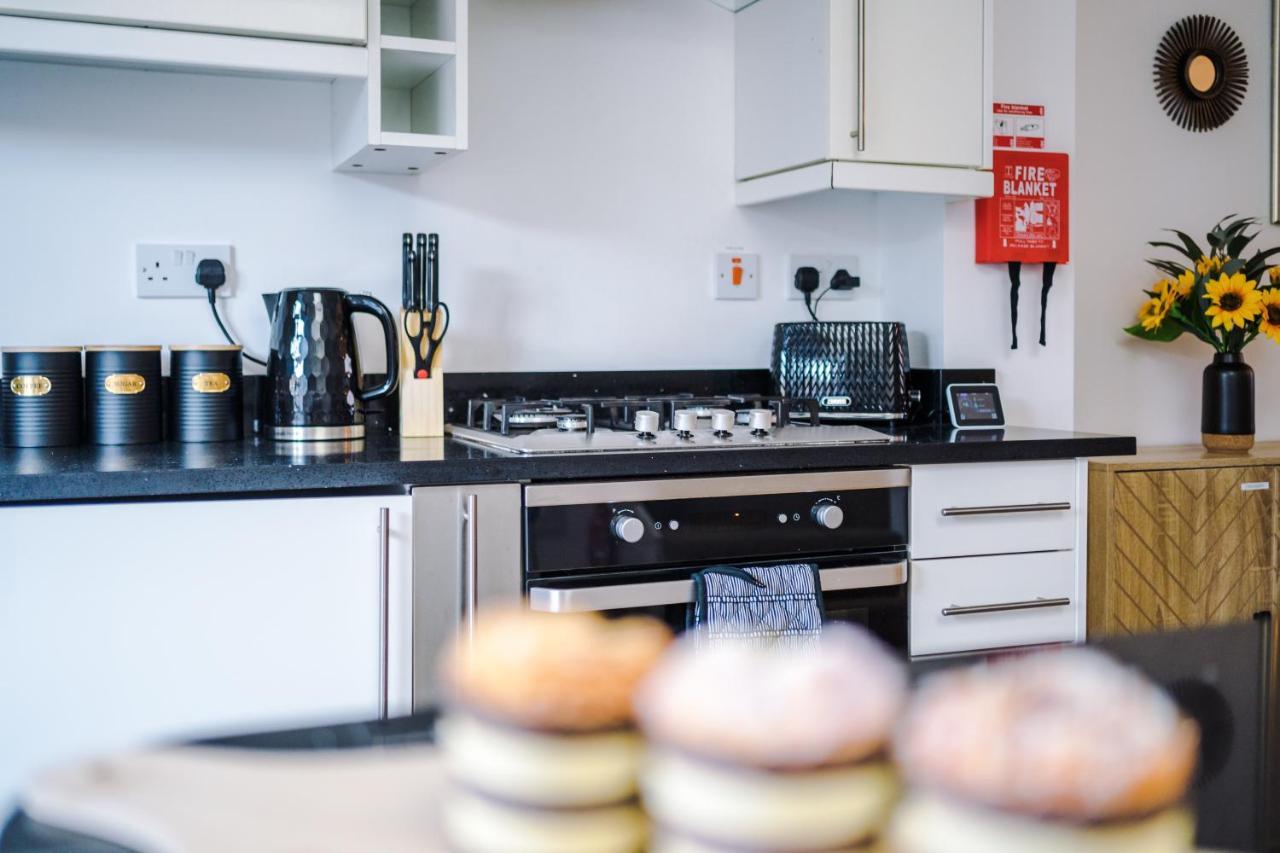 Pristine 2-Bed House In Chester By 53 Degrees Property, Ideal For Families & Small Groups, Great Location - Sleeps 6 Hough Green Buitenkant foto