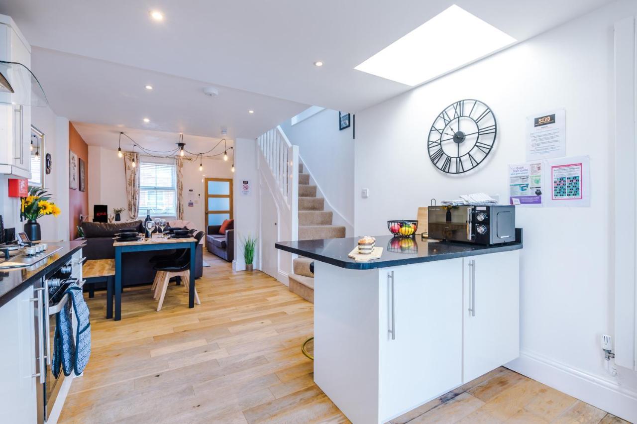 Pristine 2-Bed House In Chester By 53 Degrees Property, Ideal For Families & Small Groups, Great Location - Sleeps 6 Hough Green Buitenkant foto